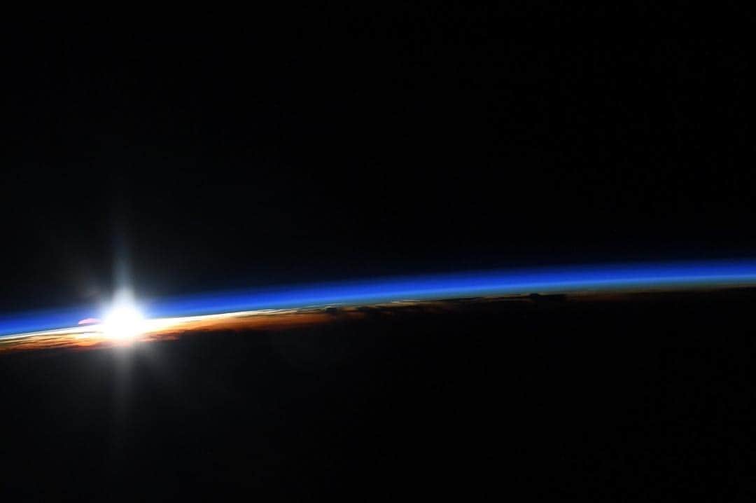 国際宇宙ステーションさんのインスタグラム写真 - (国際宇宙ステーションInstagram)「Crew members aboard the International Space Station experience about 16 sunrises and sunsets each day. This is just one of today’s several Easter sunrises, captured by NASA astronaut Anne McClain.」4月22日 8時52分 - iss