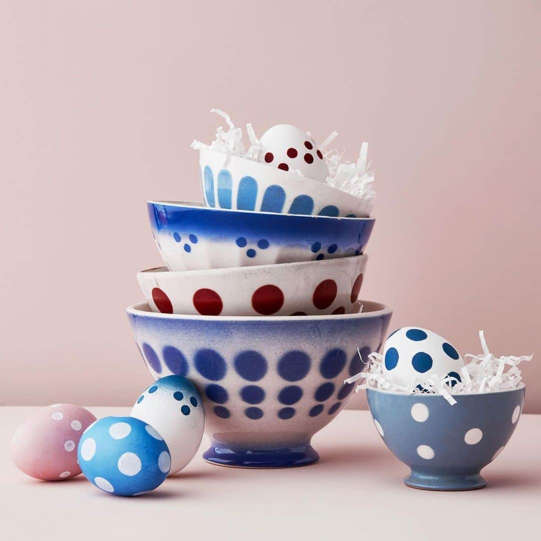 マーサ・スチュワートさんのインスタグラム写真 - (マーサ・スチュワートInstagram)「Makers in France and Belgium have sold scores of footed café au lait bowls, like these early-1900s finds, distinct for their ombré rims and playful spots. ✨ To mimic them, set an egg back in its carton, spray-paint the top, and add matching dots. 🥚 Reverse the design for others, dyeing them and dabbing on white; give plain eggs a few vivid dollops. Mixing and matching them looks magnifique. 👆🏼📷: @lennartweibull」4月22日 8時53分 - marthastewart