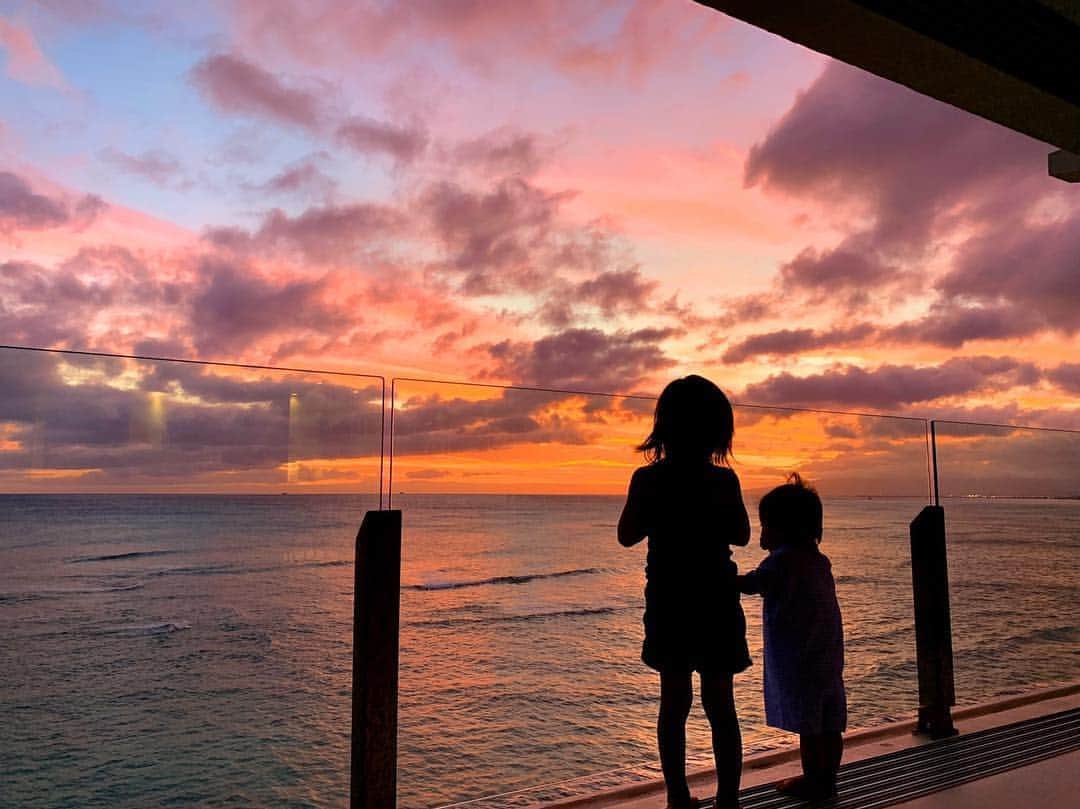 春名亜美さんのインスタグラム写真 - (春名亜美Instagram)「昨日のサンセットは本当に息を呑むほど綺麗だったな。 ・ ・ ・ #Hawaii #ハワイ #sunset #sunsetbeach #サンセット#ハワイ生活 #hawaiilife #ハワイ暮らし #ハワイライフ」4月22日 8時58分 - amiharunaami