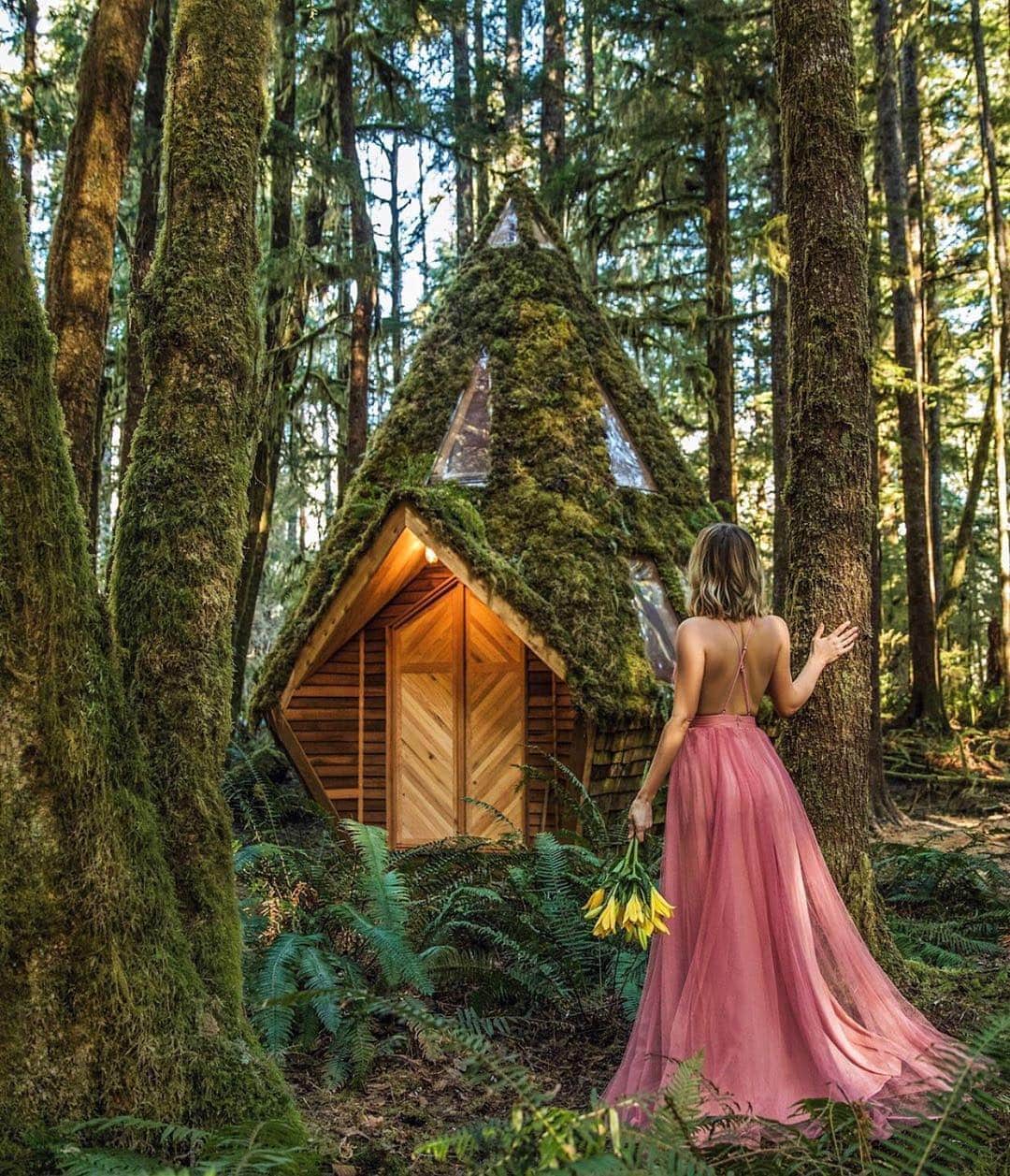 Steve Bitangaのインスタグラム：「Happy Easter! Did you have an Easter Egg Hunt Today? —  This amazing cabin was built by my amazing friends @saraunderwood & @jacobwitzling . If you haven’t already click the link in my bio and watch the full series of Cabinland! 📸 #Stevebitanga #fantasy」