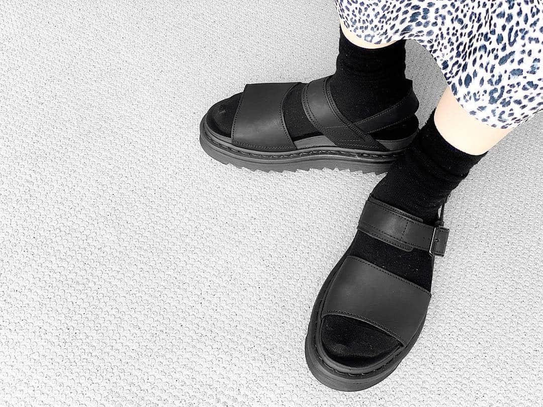 lve_xxxxのインスタグラム：「.﻿ .﻿ Dr.Mmartens × SOX﻿ ﻿ ゴツめのサンダル探してて﻿ マーチンで見つけて連れ帰った👣﻿ ﻿ VOSSサンダル ってヤツです。﻿ ﻿ スカートは @lveu.official ﻿ ﻿ 明るめヒョウ柄だから﻿ ヒョウ柄挑戦第一歩が踏み出せない方に﻿ これはおススメです！笑﻿ ﻿ ﻿ #drmartens #sandal﻿ #LVEU. #ラブユ #leopard﻿ #足元倶楽部 #足元くら部 #👣 #🐆﻿ ﻿」
