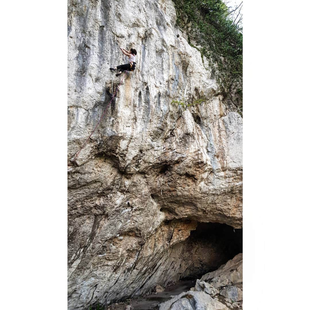 スターシャ・ゲージョさんのインスタグラム写真 - (スターシャ・ゲージョInstagram)「Went rock climbing yesterday. It was very refreshing. Even though I had zero plans for the weekend, I spent it with friends and had such a good time. I also climbed a lot, which made me very happy.  Here is @anjaserbinek getting superclose to her project Butnskala 8b+. Soon soon 💪 I made a good effort in Guernica 8a, which was cool.  Kotečnik is my second favorite place to be for any kind of recovery - physical or mental. The winner is my home area Jelašnica (Serbia). I am going there in a week!  #rockclimbing #spring #relax #nature」4月22日 14時55分 - gejostasa