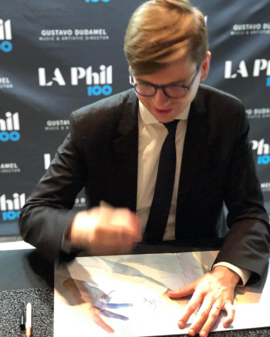 ジェシー・カーマイケルのインスタグラム：「WOW. This guy. @vikingurolafsson Listen to him play the piano.」