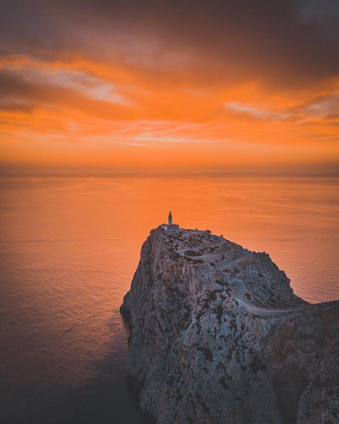 instagoodさんのインスタグラム写真 - (instagoodInstagram)「@thilowitting Burning sky 🔥🌅 Can’t wait to share my video from the sunrise trip to Cap the Formentor with you guys later today! Till then, enjoy your day, wherever you are on the world 🤙🏼🙃 . .」4月22日 14時52分 - instagood