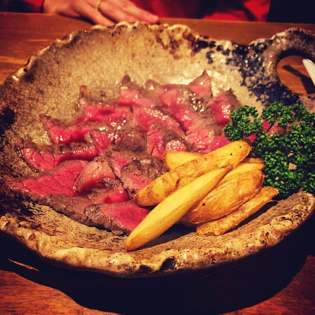 土屋アンナさんのインスタグラム写真 - (土屋アンナInstagram)「肉、肉、肉🍖祭り❗️ 熊本と言えば赤牛！ と言うことで初の赤牛ステーキ‼️ はいっっ‼️ うまいっっ‼️ 赤身で、臭みもなく、ジューシーで柔らかい❤️❤️❤️❤️ 惚れました😍 砂肝サラダと共に🥗 熊本名物のタイピーエンも食べたよ💕 ヘルシーで美味しかった🎶  #熊本 #ステーキ #赤牛 #タイピーエン」4月22日 9時28分 - annatsuchiya0311