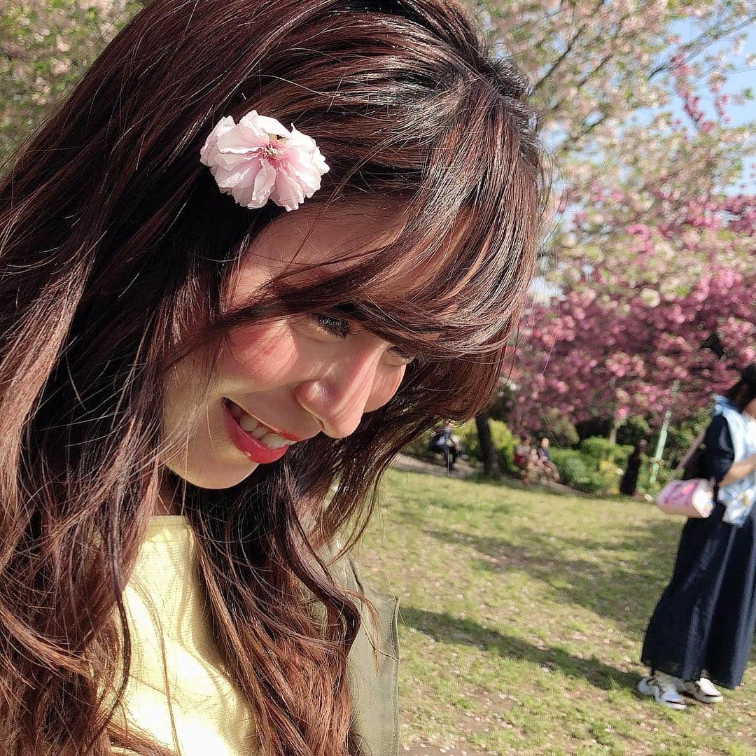 森田真結子さんのインスタグラム写真 - (森田真結子Instagram)「いっぱいの桜 と美女。 @eritty_darts  葉桜もいいよね。 花びらが降ってくる頃、散り際が一番すき。 #桜 #さくら #sakura #cherryblossom #tokyo #instaflower #flowerlovers  #japanesegirl #japanese  #ダーツ女子 #darts」4月22日 9時29分 - mayodarts