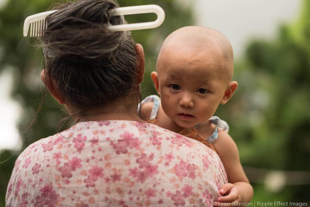 thephotosocietyさんのインスタグラム写真 - (thephotosocietyInstagram)「Photo by @ljohnphoto for @rippleeffectimages. The children in this small village are supremely healthy, thanks to a very active group of PACT Myanmar (@pactworld), Mother and Child Defenders. Each day, the mothers weigh the babies and young children so they can track their growth. The group also leads demonstrations on best sanitation practices, like hand washing, to prevent the spread of disease. The methods @rippleeffectimages aid partner @pactworld have shared have empowered the women of this community to take charge of their children’s health.  #PhotographyForGood by @ljohnphoto | @rippleeffectimages  @photography.for.good @theglobalgoals #women #girls #empowerment #empowerwomen #PACTmyanmar #southeastasia #myanmar #hope #womenhelpingwomen #health #sanitation #WASH #handwashing #handwachingsaveslives #children #babies #rippleeffectimages」4月22日 9時29分 - thephotosociety