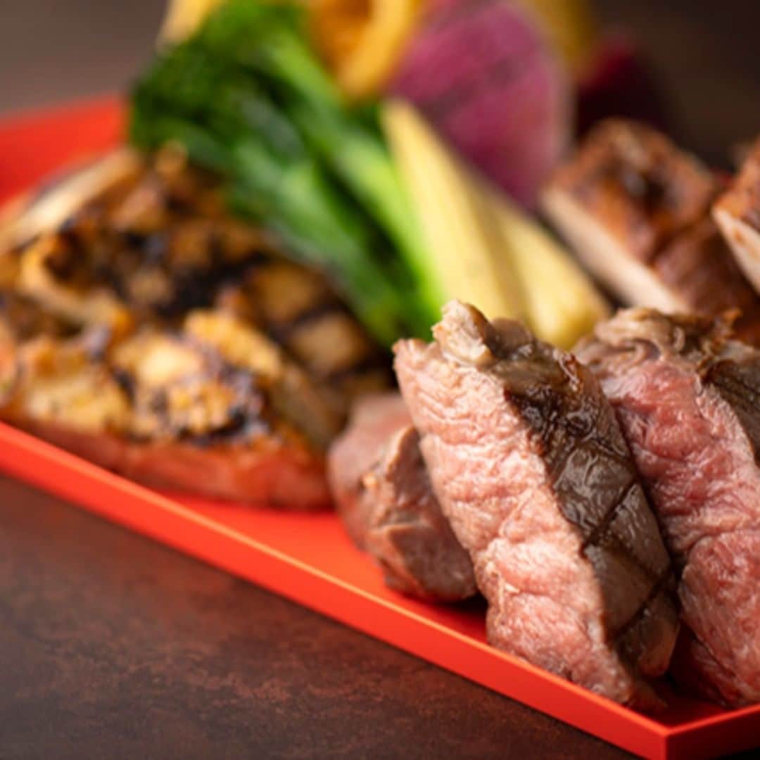 Courtyard by Marriott Tokyoのインスタグラム：「《5th Anniversary Dinner Menus at LAVAROCK》American Grill Combo🍖🍗🍴 Enjoy a collection of meats that proved popular in the past, such as angus beef sirloin, baby back ribs and Daisen chicken thighs. Each meat is grilled or cooked in the oven to best bring out the flavor based on its type. 😊🍻 ＜ラヴァロック5周年記念メニュー＞アメリカングリルコンボ🍖🍗🍽 アンガス牛サーロイン・ベビーバックリブ・大山鳥モモ肉など過去人気の肉を集めました。グリルやオーブンなどその肉に合わせた調理法で肉の旨味引き出しました。#東京グルメ #東京レストラン #tokyogourmet #delicious #instagourmet #tokyorestaurant #美味しいお店 #グリル #テラス #肉 #肉好き #ginza #銀座 #cytokyo5passion #cytokyo」