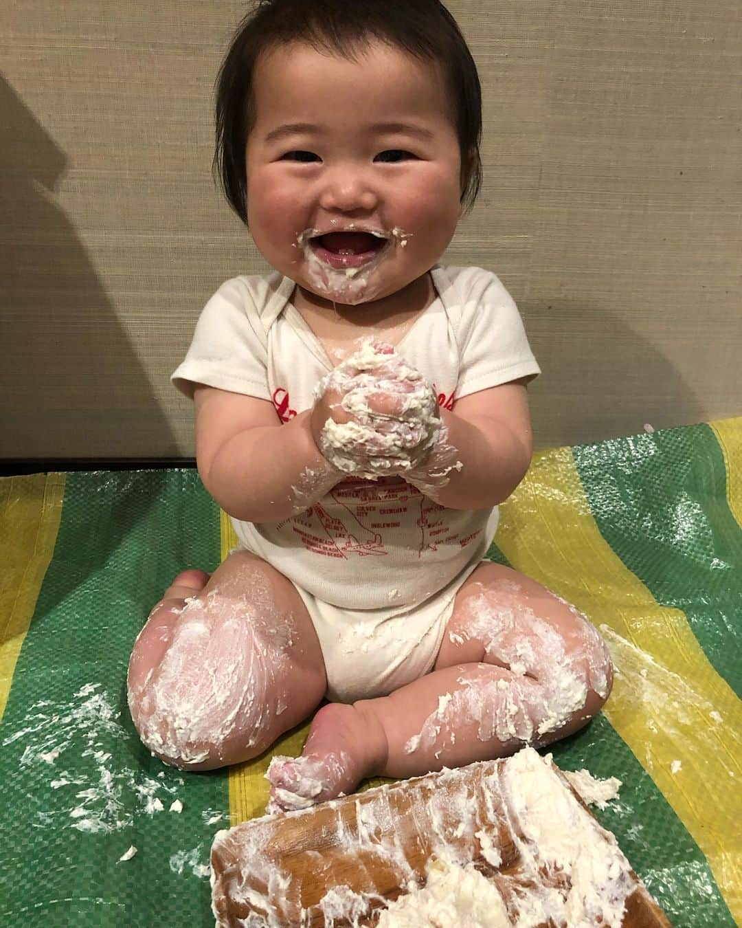 仲嶺梨子さんのインスタグラム写真 - (仲嶺梨子Instagram)「. 昨日、親方が1歳になりました🎊 予想以上のおめでとうメッセージを頂き 感無量だと本人も言っております。 ありがとうございます🙏✨ じぃじのお誕生日と近かったので じぃじ、親方のお人形を飾ったケーキをオーダー🎂 親方には水切りヨーグルトと食パンで作ったケーキを 作り、スマッシュケーキ！！ やりたい放題してもらいました🤣 ぐちゃぐちゃ。笑 娘も参加してそのままお風呂行き🛁 楽しいお誕生日でした。 これからも親方を宜しくお願い致します😆✨ . #親方#1歳#お誕生日#息子#赤ちゃん#ムチムチ#ケーキ#オーダー#可愛い#baby#４月21日#おめでとう#スマッシュケーキ」4月22日 9時30分 - rikonakamine