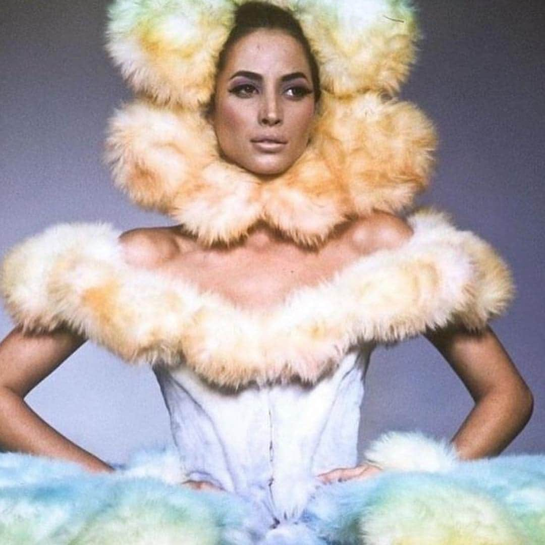 クリスティー・ターリントンさんのインスタグラム写真 - (クリスティー・ターリントンInstagram)「Thanks @voguemagazine for this treasure. Anyone can enjoy a woman dressed as a furry pastel flower, can’t they? On Easter, this one is extra...You are welcome! @manfredthierrymugler 🌷🌺🌸💐🌼」4月22日 9時40分 - cturlington