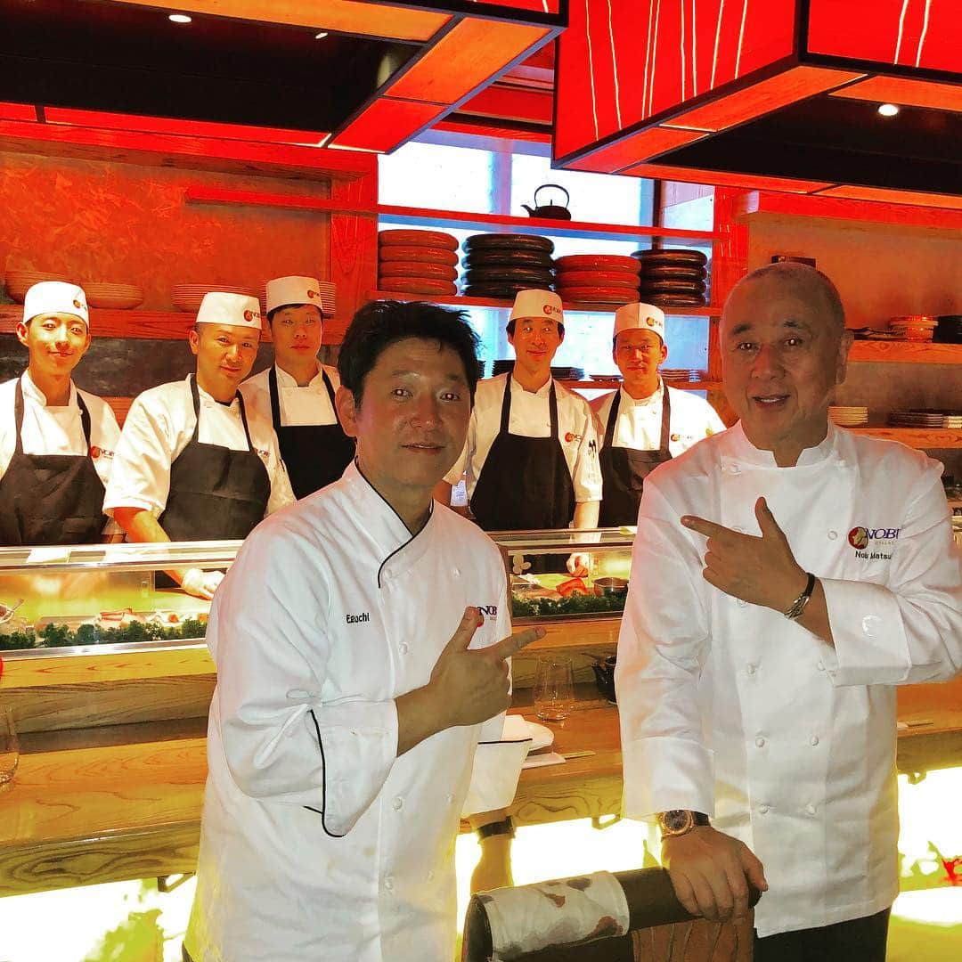 松久信幸さんのインスタグラム写真 - (松久信幸Instagram)「Sushi bar team @nobudallas @mitsuhiroeguchi #nobuintown #nobupose👈👉」4月22日 9時41分 - therealnobu