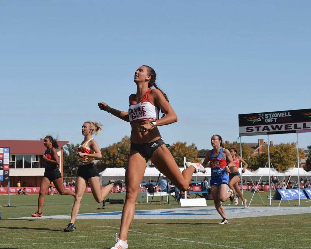 Maddie COATESさんのインスタグラム写真 - (Maddie COATESInstagram)「Tune in today on channel 7 for my Stawell woman’s 120m semi final at 11:50am I’ll be the back marker in red off -1 ⚡️」4月22日 9時35分 - maddiejade27