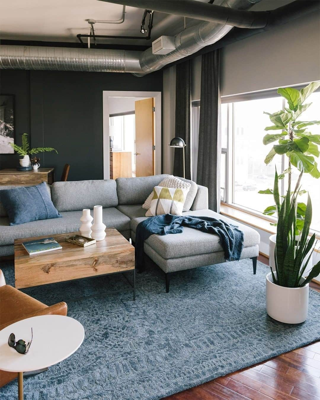 west elmさんのインスタグラム写真 - (west elmInstagram)「Industrial loft-lovers, this one's for you! Our @westelmvabeach #DesignCrew turned a blank slate into a cozy modern hang-out. 😎 #industrialloft #loftliving #loftgoals #loft #westelmdesigncrew #virginiabeach #blackwalls」4月22日 9時35分 - westelm