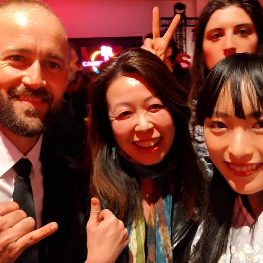 鈴木みほさんのインスタグラム写真 - (鈴木みほInstagram)「Canneseries Friends!  So great to meet you and congratulations to all, @ezetronconi, An amazing show #overandout  @christiaanvanvuuren and a Journalist from Japan @8se10mo 😊✨🌸 カンヌ国際シリーズフェスティバルで知り合った仲間たち。アルゼンチンからとオーストラリアから選出された洗練された作品のメインキャストの彼ら。そしてジャーナリストのともこさん。みんなに会えてカンヌがもっと楽しくなりました🐇🐇🐇🌸✨ #canneseries2019 #canneseries #cannes #southfrance #partyday #actors #japaneseactress #カンヌ国際シリーズフェスティバル  #カンヌシリーズ #アルゼンチン #オーストラリア #海外女優 #フランス #カンヌ」4月22日 9時37分 - mihyonvision