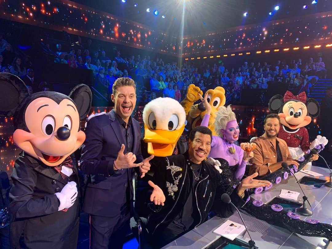 ライオネル・リッチーさんのインスタグラム写真 - (ライオネル・リッチーInstagram)「Just a couple of characters over here 😆. Love these guys! Who’s watching @americanidol right now?  #americanidol #disneynight」4月22日 9時38分 - lionelrichie