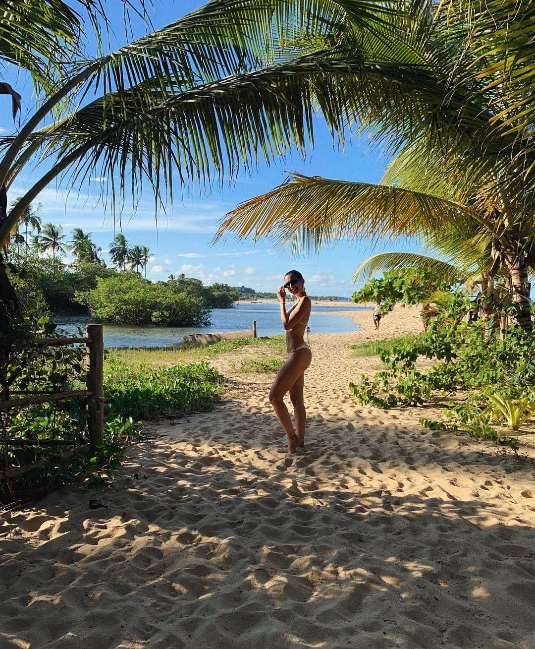 Garotas Estupidasさんのインスタグラム写真 - (Garotas EstupidasInstagram)「love affair with Trancoso - BA 💙 primeira vez que venho em #trancoso (sim! Muita praia mais perto de “casa” deu nisso kkkk, nunca priorizei vir!) e fui embora apaixonada, com vontade de voltar mais vezes! Bahia é sempre incrível mas achei que aqui tem o mix perfeito do despretensioso, mas com estrutura muuuito boa: ótimas opções de hotéis, pousadas, restaurantes, cafés, servico incrível na praia etc. Me hospedei em uma pousada pequena no quadrado (Hospedaria do Quadrado, gostei!) e achei massa ficar nessa localização pra quem esta indo pela primeira vez, porque já representa bem a vibe do lugar! Na próxima, quero ficar mais dias pra conhecer melhor as praias e comer horrores, que fiquei com vontade de varios restaurantes! Hehe / Me falem o que acham de posts de viagem com mais dicas? ! #CCOdestinos #CCOtrancoso」4月22日 9時48分 - camilacoutinho