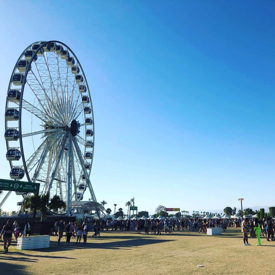 藤田琢己さんのインスタグラム写真 - (藤田琢己Instagram)「18時、やっと夕方、って感じ。 お客さんもまだまだたくさん入場してくる。 #coachella #コーチェラ #コーチェラツアー2019 #jwave」4月22日 9時59分 - takumifujita1