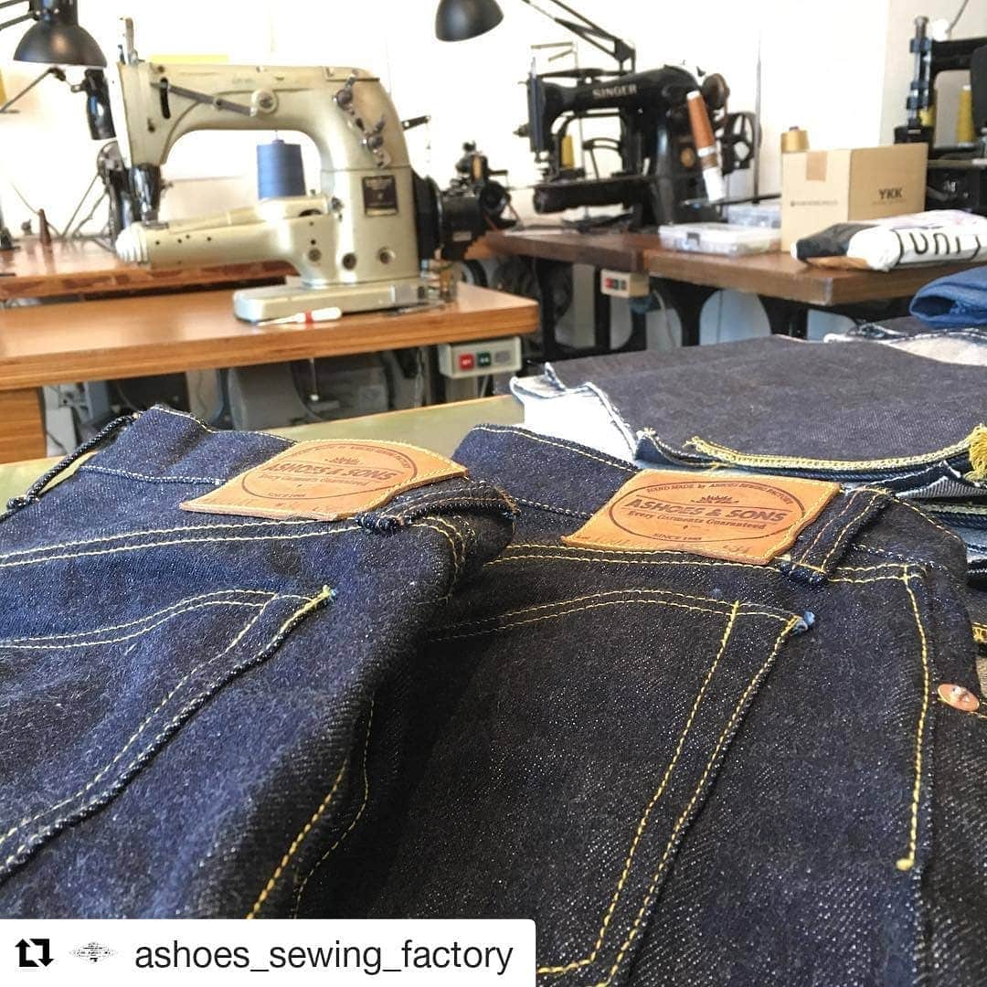 select shop「ASHOES」 SHOP STAFFのインスタグラム：「#Repost @ashoes_sewing_factory (@get_repost) ・・・ オリジナルジーンズ A001XX。  ご夫婦で記念日に。 旦那さまはボタンフライで奥様はファスナー仕様。  今日は裾上げにいらっしゃってくれました。（喜）  ーーーーーーーー 裁断からやっていますので、シルエットにご希望があればセミオーダーも可能です。 ーーーーーーーー  #ハンドメイド #デニム #ジーンズ #シルエット変更 #リメイク #デニムリペア #ジーンズ修理 #デニム修理 #サイズ変更 #幅出し #handmade #ashoes #亜洲'S #さいたま #大宮 #裾上げ #チェーンステッチ #お直し #リペア #穴埋め #シンガーミシン #ユニオンスペシャル #unionspecial43200g」