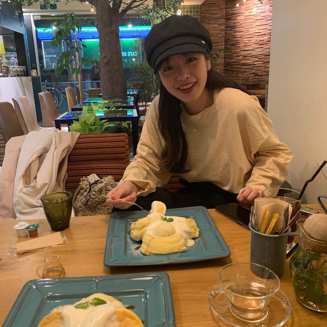 高橋有紀のインスタグラム：「まゆうちゃんと一緒に各地回れて楽しかった〜 大阪ではみんなとの食事の直前にいつもパンケーキ、去年は10分しかないのにラーメン食べたのも懐かしいなぁ笑 ふわふわのパンケーキは飲み物だねっていいながら美味しく頂きました😏 そんな愉快な真悠ちゃん最高です」