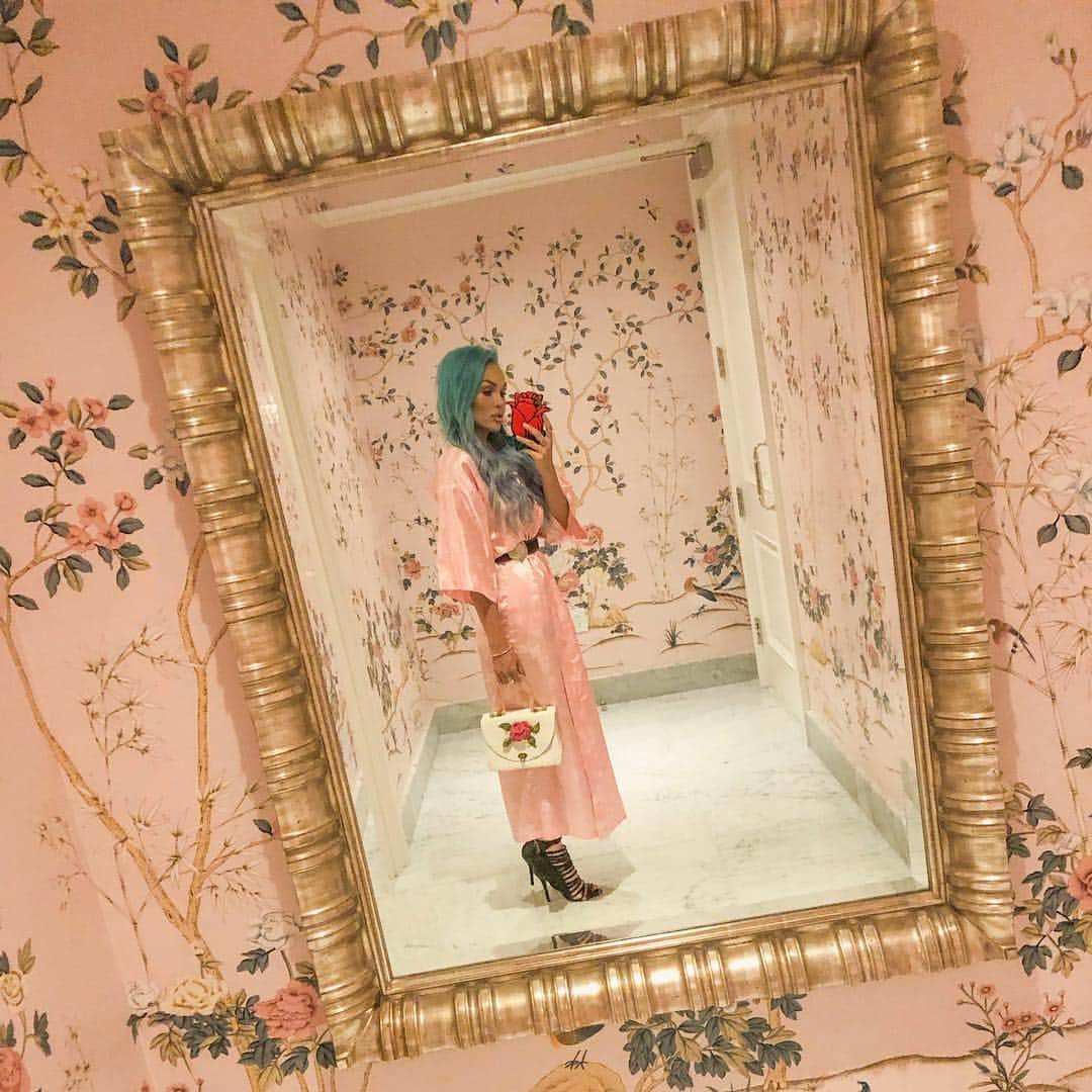 カンディー・ジョンソンさんのインスタグラム写真 - (カンディー・ジョンソンInstagram)「Ye olde classic bathroom selfie...because I had to with the roses errywhere🌹 ___________________________________ BAG: vintage  BELT: vintage ROBE DRESS: vintage #happyeaster #ootd #vintage #edition」4月22日 10時06分 - kandeejohnson