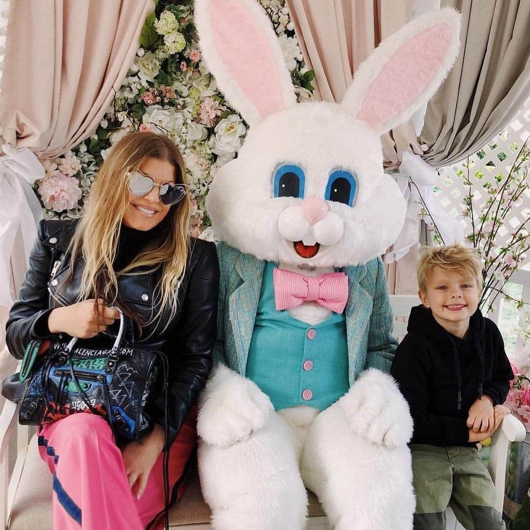 E! Onlineさんのインスタグラム写真 - (E! OnlineInstagram)「Please enjoy these adorable celebrity Easter moments every bunny. 🐰(📷: Instagram)」4月22日 10時01分 - enews