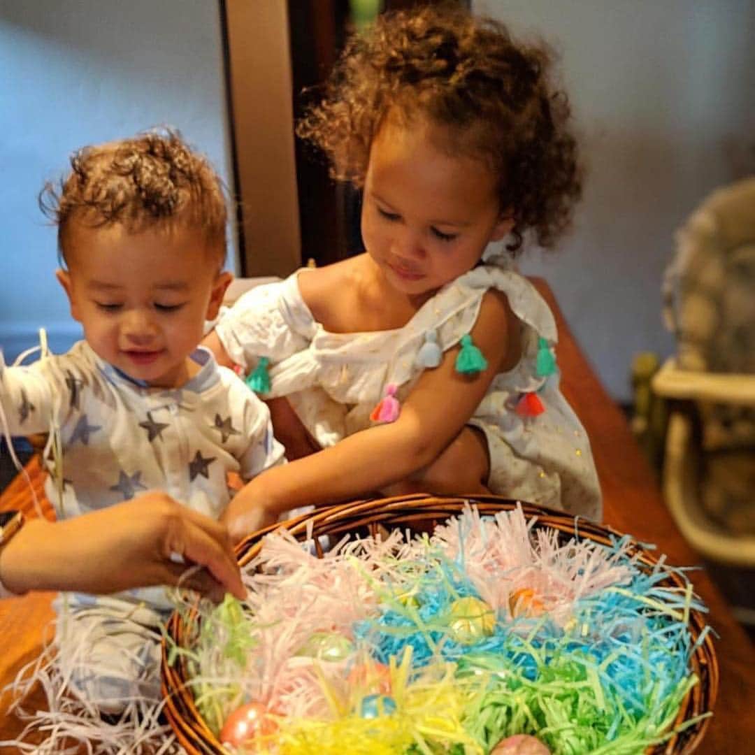 E! Onlineさんのインスタグラム写真 - (E! OnlineInstagram)「Please enjoy these adorable celebrity Easter moments every bunny. 🐰(📷: Instagram)」4月22日 10時01分 - enews