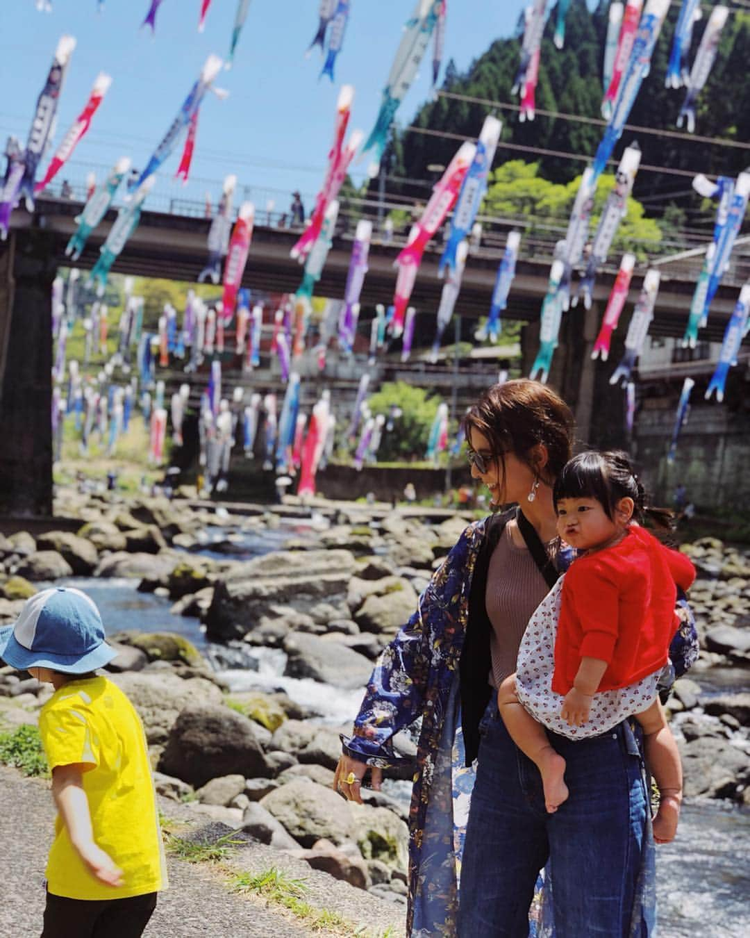 スザンヌさんのインスタグラム写真 - (スザンヌInstagram)「帰りは妹発案💡ありがとう🙏﻿ 杖立温泉鯉のぼり祭り🎏に寄り道🚗﻿ ﻿ 初めて見る👀こんなたくさんの鯉のぼり🎏﻿ ﻿ こどもの日はまだ少し先だけど﻿ 元気にすくすくおっきくなーれ🙏﻿ ﻿ 寝起きの姪は終始しかめっ面だけど﻿ そこもまた愛しい❤️﻿ ﻿ もちろん息子は鯉のぼりより﻿ スーパーボールすくいに夢中😂﻿ ﻿ あーっでもほんと﻿ 家族のありがたさを改めて感じる﻿ 最後の最後まで素晴らしい週末旅になりました🌈﻿ ﻿ ﻿ さー今週も頑張ろう！！﻿ ﻿ ﻿ ﻿ #杖立温泉 ﻿ #杖立 ﻿ #鯉のぼり ﻿ #鯉 ﻿ #杖立温泉こいのぼり祭り ﻿ #鯉のぼり祭り ﻿ #温泉 ﻿ #熊本 ﻿ #こどもの日」4月22日 10時03分 - suzanneeee1028