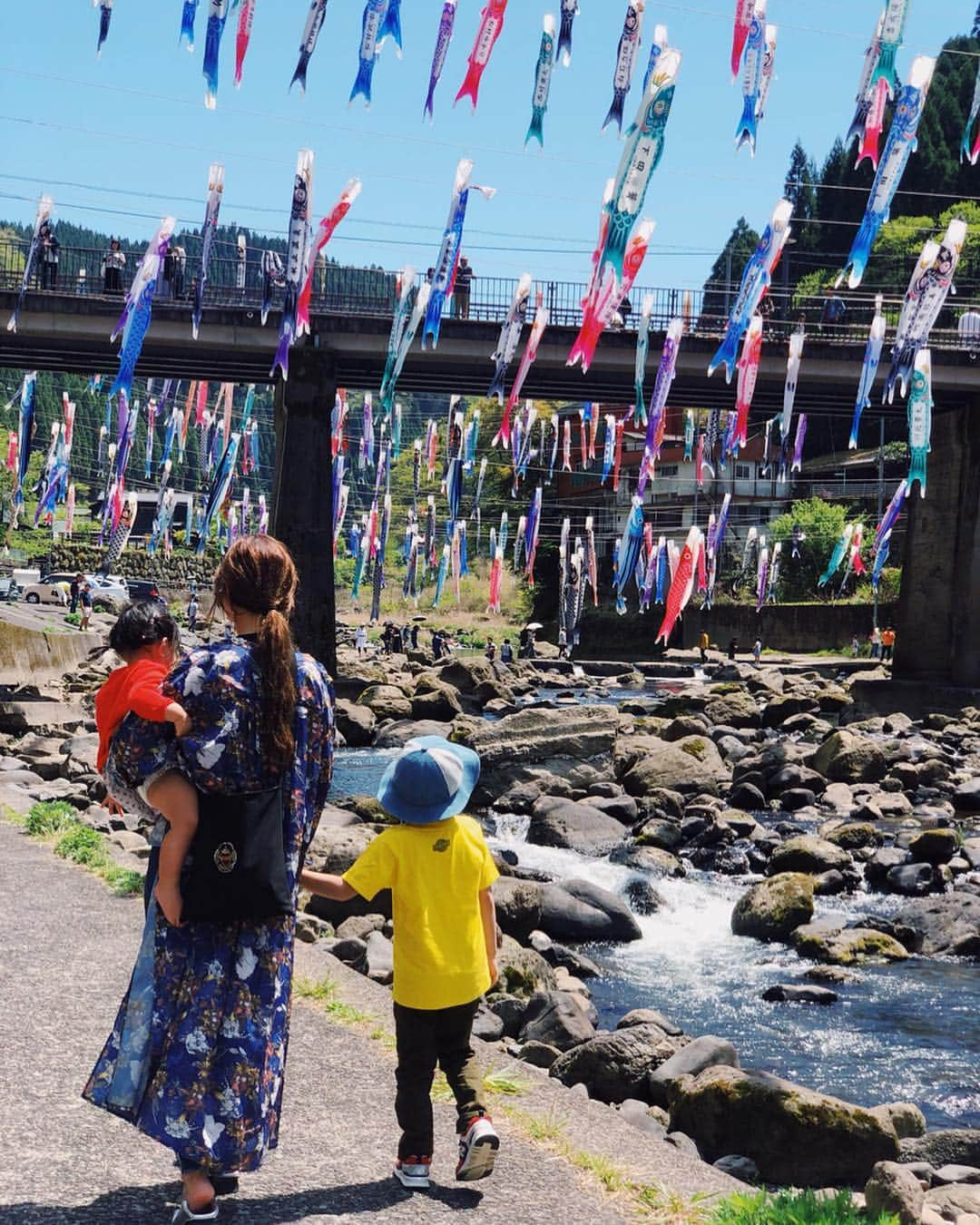 スザンヌさんのインスタグラム写真 - (スザンヌInstagram)「帰りは妹発案💡ありがとう🙏﻿ 杖立温泉鯉のぼり祭り🎏に寄り道🚗﻿ ﻿ 初めて見る👀こんなたくさんの鯉のぼり🎏﻿ ﻿ こどもの日はまだ少し先だけど﻿ 元気にすくすくおっきくなーれ🙏﻿ ﻿ 寝起きの姪は終始しかめっ面だけど﻿ そこもまた愛しい❤️﻿ ﻿ もちろん息子は鯉のぼりより﻿ スーパーボールすくいに夢中😂﻿ ﻿ あーっでもほんと﻿ 家族のありがたさを改めて感じる﻿ 最後の最後まで素晴らしい週末旅になりました🌈﻿ ﻿ ﻿ さー今週も頑張ろう！！﻿ ﻿ ﻿ ﻿ #杖立温泉 ﻿ #杖立 ﻿ #鯉のぼり ﻿ #鯉 ﻿ #杖立温泉こいのぼり祭り ﻿ #鯉のぼり祭り ﻿ #温泉 ﻿ #熊本 ﻿ #こどもの日」4月22日 10時03分 - suzanneeee1028