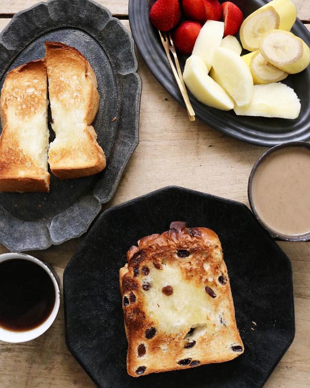 masakiさんのインスタグラム写真 - (masakiInstagram)「Mon.22 Apr.2019 はれ 西のパン対決 パンネルのぶどうパンvsクラインゲベックの山食パン さくらももいちごとwife&hasbandのコーヒー。 おいしいパンとおいしいコーヒー、  ビタミンたっぷりで今週もがんばりましょー！ ごちそうさま♡  朝日カルチャーセンター講座ご参加のみなさん 昨日はお付き合いいただきましてありがとうございました。感謝です♡ 西宮阪急でのハグ&クロスpop-upは火曜日まで ぜしぜし、手にとってご覧ください♪」4月22日 10時05分 - mogurapicassowols