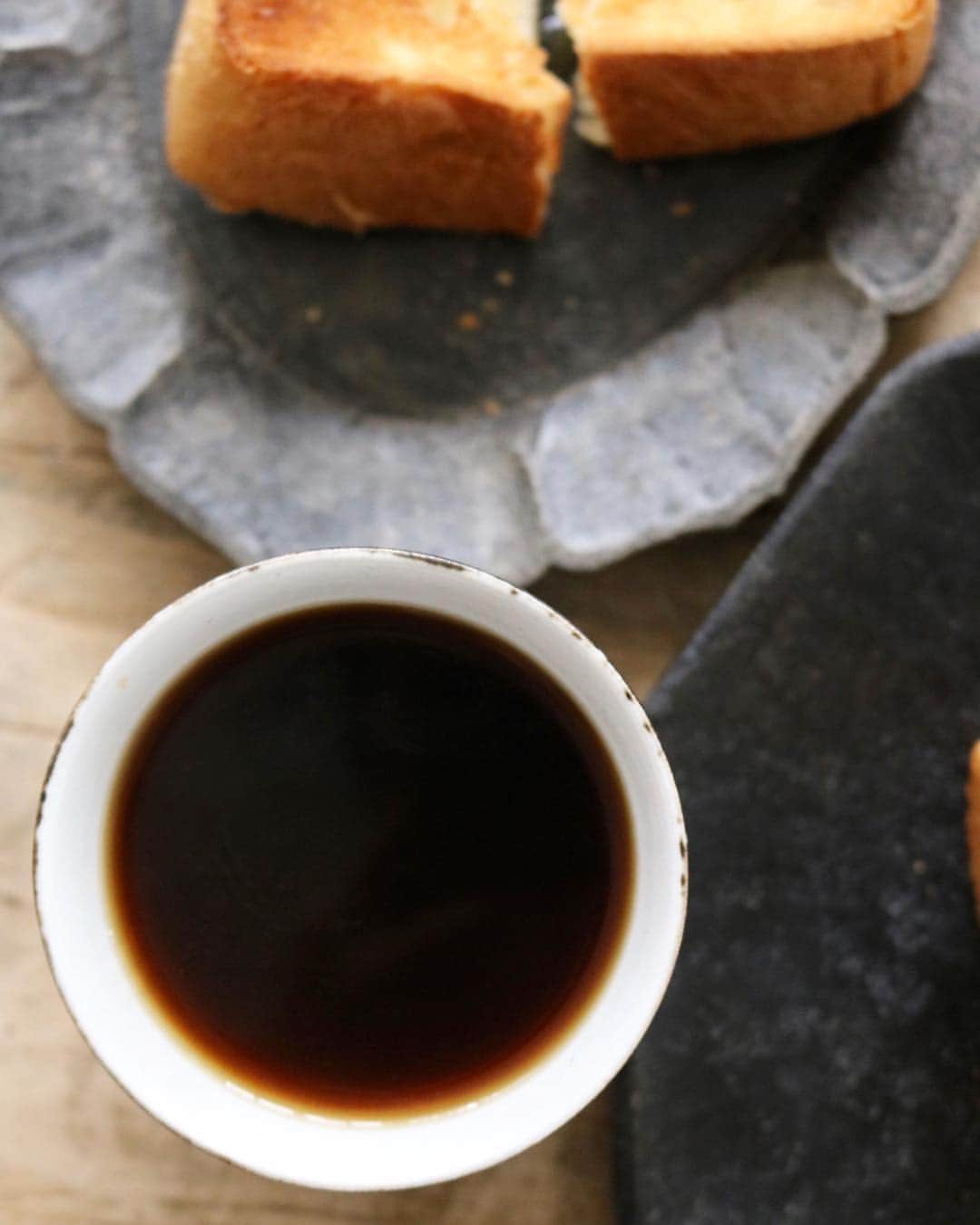 masakiさんのインスタグラム写真 - (masakiInstagram)「Mon.22 Apr.2019 はれ 西のパン対決 パンネルのぶどうパンvsクラインゲベックの山食パン さくらももいちごとwife&hasbandのコーヒー。 おいしいパンとおいしいコーヒー、  ビタミンたっぷりで今週もがんばりましょー！ ごちそうさま♡  朝日カルチャーセンター講座ご参加のみなさん 昨日はお付き合いいただきましてありがとうございました。感謝です♡ 西宮阪急でのハグ&クロスpop-upは火曜日まで ぜしぜし、手にとってご覧ください♪」4月22日 10時05分 - mogurapicassowols
