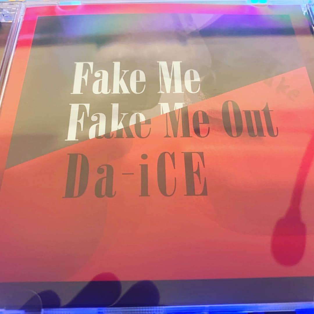 のインスタグラム：「Da-iCEさんの新シングルを聴いた〜！！ やばいよ〜！ 本当にかっこいい！ #daice #fakemefakemeout  #今週リリース ＃チェックしてね」