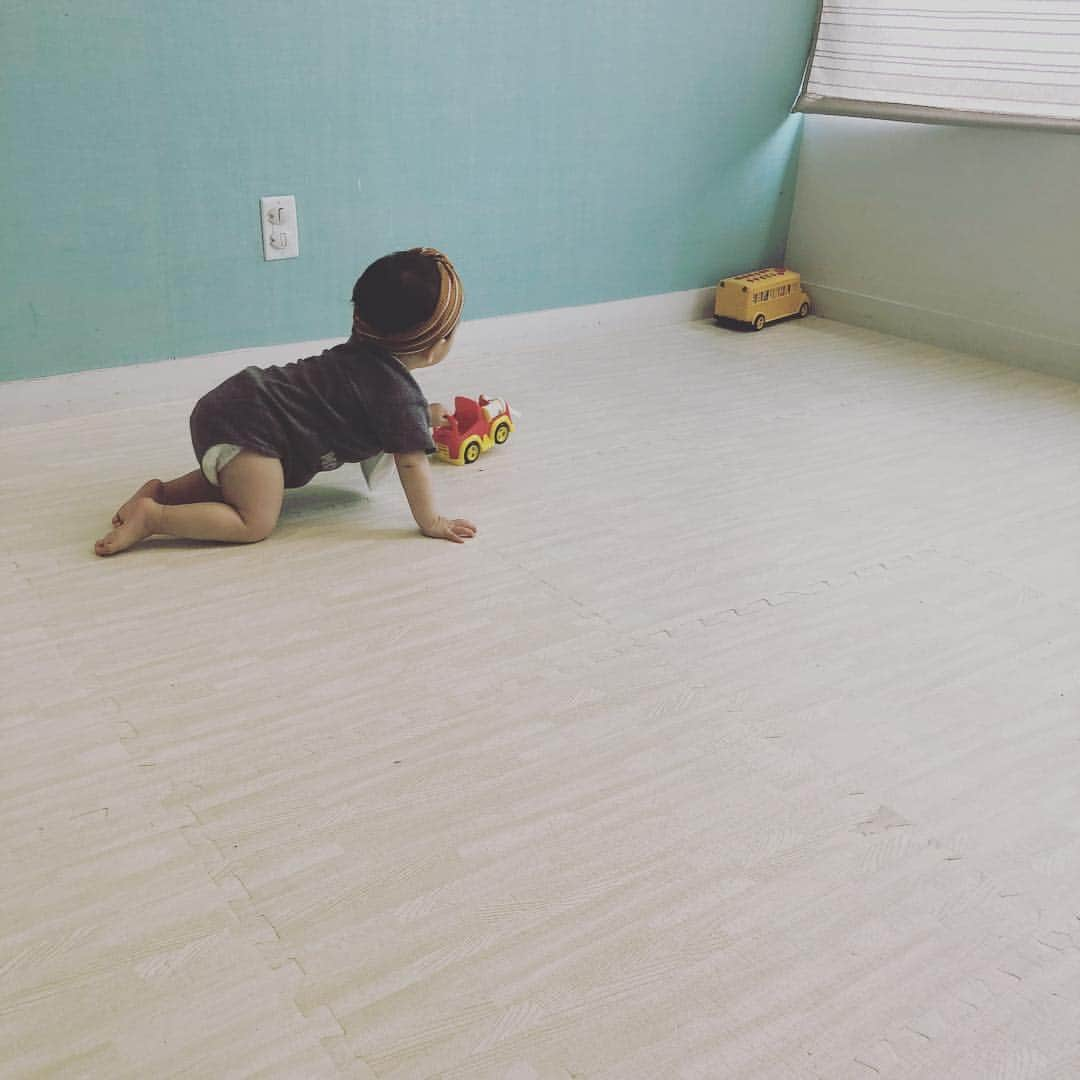 EMILY/BLUEさんのインスタグラム写真 - (EMILY/BLUEInstagram)「お部屋でも遊び、 ホテル内のkidsスペースでも元気モリモリっ💪🏼👶🏻 朝はbabyでもやっぱりむっくみんw #guam #trip #baby #love #outfit #smile #ootd #hotelnikkoguam #hotel #kidsroom #fashion #premierhotelgroup #カジュアルコーデ #ベビー服 #ファッション #コーディネート #グアム #赤ちゃん #赤ちゃんのいる生活 #9ヶ月 #旅 #旅行 #ホテルニッコーグアム #プレミアホテルグループ #ホテル #キッズルーム #赤ちゃんコーデ」4月22日 10時12分 - emilybluejewelry0220