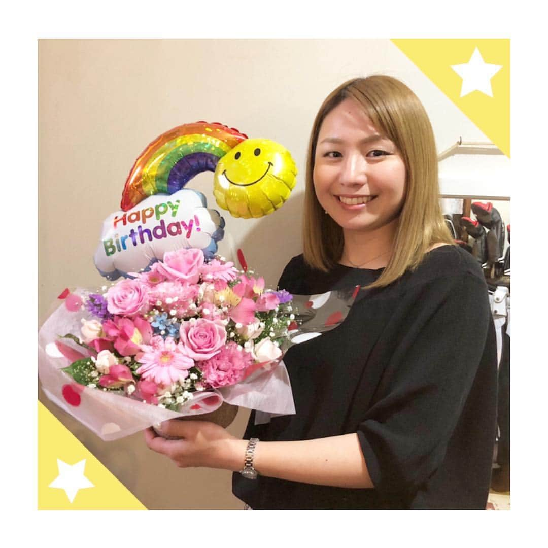 江澤亜弥さんのインスタグラム写真 - (江澤亜弥Instagram)「＊ 昨日は25歳の誕生日でした🎂 両親、家族をはじめたくさんの方に 支えられてきました！本当に感謝です☺️ . 今年もスポンサーの皆様や、お世話に なっている方々から、たくさん 誕生日プレゼントをいただきました😭✨ 本当にありがとうございます💓 最後の写真のプレゼント、これは ママが手作りしてくれたバッグです😊 . ついこの間まで、新人とかフレッシュとか 言われていた気がするんだけどなぁ。。笑 時間が経つのはあっという間ですね😳 プロになってからもう今年は7年目。 経験してきたことを生かして、25歳こそ いい1年にできるよう頑張ります！ . #19940421 #感謝 #🙏」4月22日 10時13分 - aya_ezawa