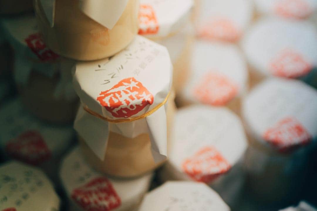 黒川温泉さんのインスタグラム写真 - (黒川温泉Instagram)「黒川温泉の中程にある地蔵堂のすぐ隣の洋菓子専門店「パティスリー麓」。﻿ ﻿ 店内で作られている一番人気がある商品が「塩麹シュークリーム」です。オーナーは阿蘇の食材を極力活かすことにこだわっており、塩麹シュークリームは地元小国の「小国ジャージー牛乳」、卵は山都町の「蘇陽の月」を使って作られます。以前はそば粉を使っていたのですが、アレルギーの方が食べられないことから改良を進め塩麹にいきつきました。﻿ ﻿ 乳脂肪分が多く濃厚な味で知られる小国ジャージー牛乳と、阿蘇の天然水とこだわりの飼料で育てられた鶏から生まれた卵のしっかりとした味。塩麹の軽い塩味が、それらの美味しさを引き立てて風味が増します。﻿ ﻿ 毎日店内のオーブンで焼いており、注文に応じてクリームを入れて作りたてをお渡ししています。﻿ ﻿ 同じ牛乳と卵を使っている「黒川温泉ジャージーミルクプリン」もあります。﻿ ﻿ 湯めぐりの休憩に甘いものはいかがでしょうか。﻿ ﻿ ﻿ パティスリー麓(ろく)﻿ 所在地／〒869-2402 熊本県阿蘇郡南小国町満願寺黒川温泉内﻿ 電話番号／0967-48-8101﻿ 営業時間／9:00〜18:00﻿ 定休日／火曜日﻿ ﻿  #黒川温泉  #阿蘇 #露天風呂 #景観 #温泉 #旅館  #湯巡り #温泉旅館 #温泉街 #温泉旅行  #温泉巡り #絶景露天風呂 #女子旅  #スイーツ巡り #食べ歩きの旅 #シュークリーム #onsenhopping #kurokawaonsen #aso #hotsprings #ryokan  #japantrip  #onsen﻿ #sweetssweets #sweetsparadise  #greatview ﻿#sweetfoods  #japanesecultural #awonderfulview」4月22日 10時26分 - kurokawaonsen