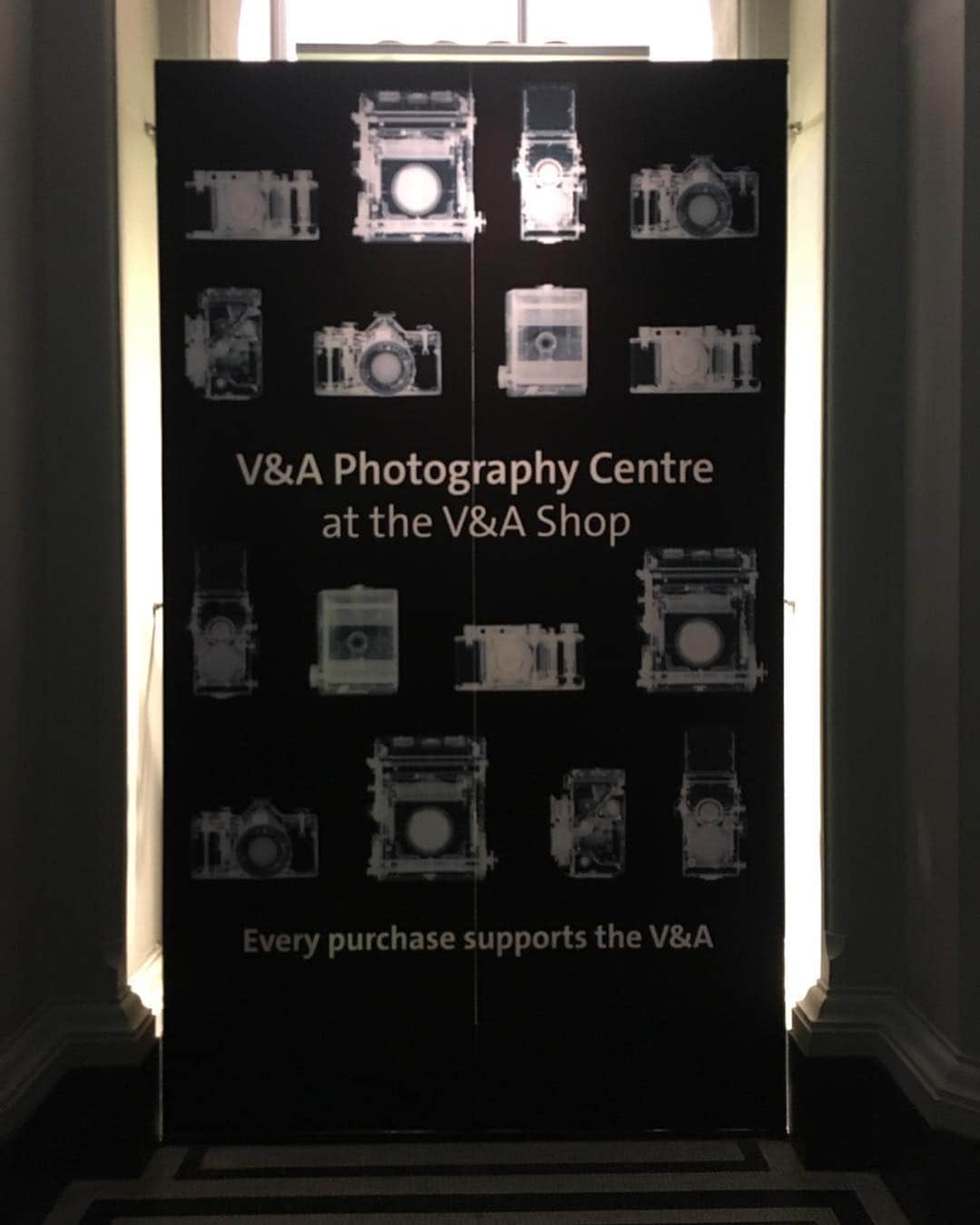 のインスタグラム：「V＆A museum★ ロンドンにて🇬🇧 これは写真展コーナー📷 銀板写真からデジタルへの歴史。 とびきり素敵な美術館！ また行きたい❤︎ ・ History of Photography！ My favorite museum❤︎❤︎❤︎ ・ #london #vanda #victoriaandalbert #museum #love #art #photography #beautifulplace #런던 #아트 #사랑해 #ロンドン #VandAミュージアム #写真 #アイデンティティ #時代から時代へ #わくわく #スペシャルな場所❤︎」