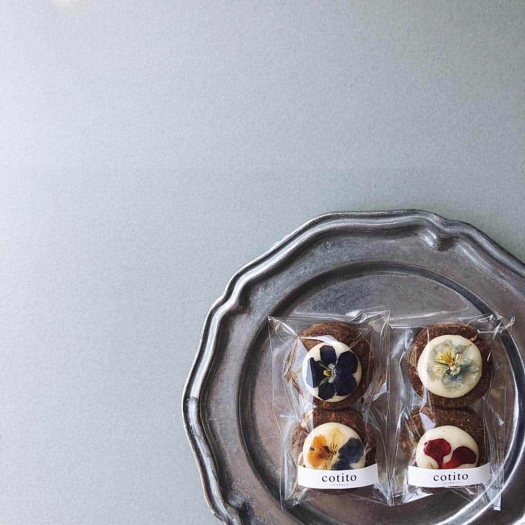 陣内勇人さんのインスタグラム写真 - (陣内勇人Instagram)「. 自然界の色の美しさ edible flowerに 有機材料に拘る アーモンドビターチョコクッキー (食感。味ともにタイプ。 . 今度の #東京J物語 で店行ってみよ。 . #cotito #organic #cookies」4月22日 10時38分 - hayato.jinnouchi