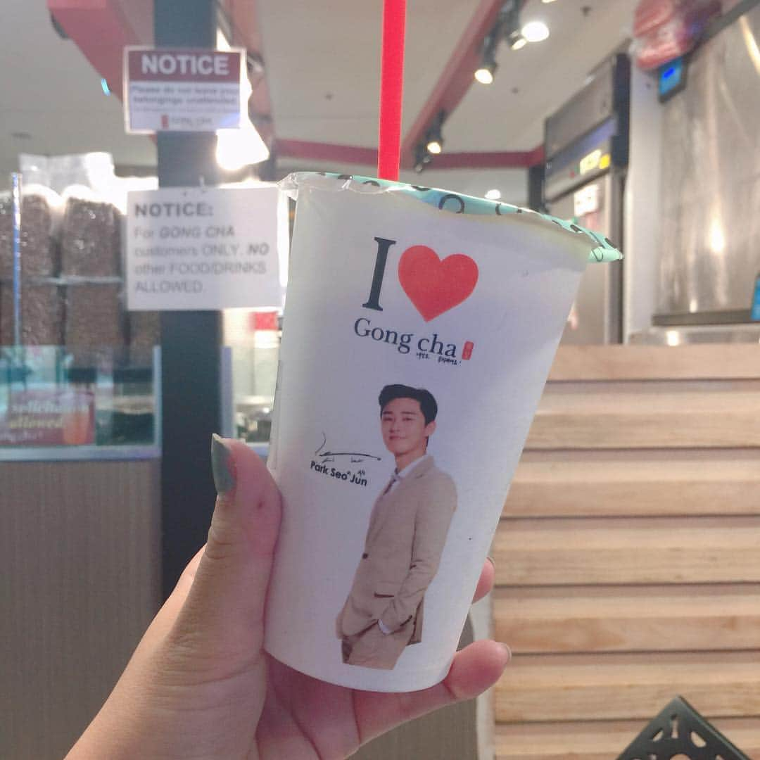 石井あみさんのインスタグラム写真 - (石井あみInstagram)「✵Gong cha✵ ﻿ ﻿ 日本でも人気のゴンチャ。﻿ セブでも人気﻿です。 200円くらいで飲めます。﻿ ﻿ 一口飲んで、なんか変だと思ったら、タピオカ(パール)﻿ 入れ忘れた！﻿ くやすぃ〜。﻿ ただのミルクティ飲んだ人。﻿ ﻿ ﻿ #cebu#タピオカグラム#セブ島#smcity#cafe#pearlmilktea#セブ島留学#親子留学﻿」4月22日 10時50分 - ami_cebuyolo