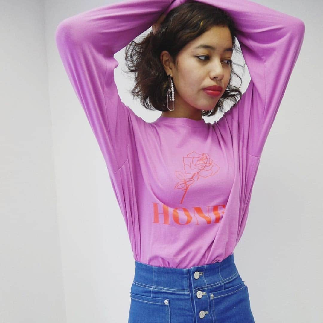 HONEY MI HONEY OFFICIALさんのインスタグラム写真 - (HONEY MI HONEY OFFICIALInstagram)「@hledition_official  rose longT-shirt ¥7,500 Lsize  ビッグシルエットのロンT ショートパンツと合わせてワンピースの様に着用するのもユニセックスサイズだから男性にもおすすめ  @honeymihoney_style  #HONEYMIHONEY」4月22日 10時50分 - honeymihoney_official