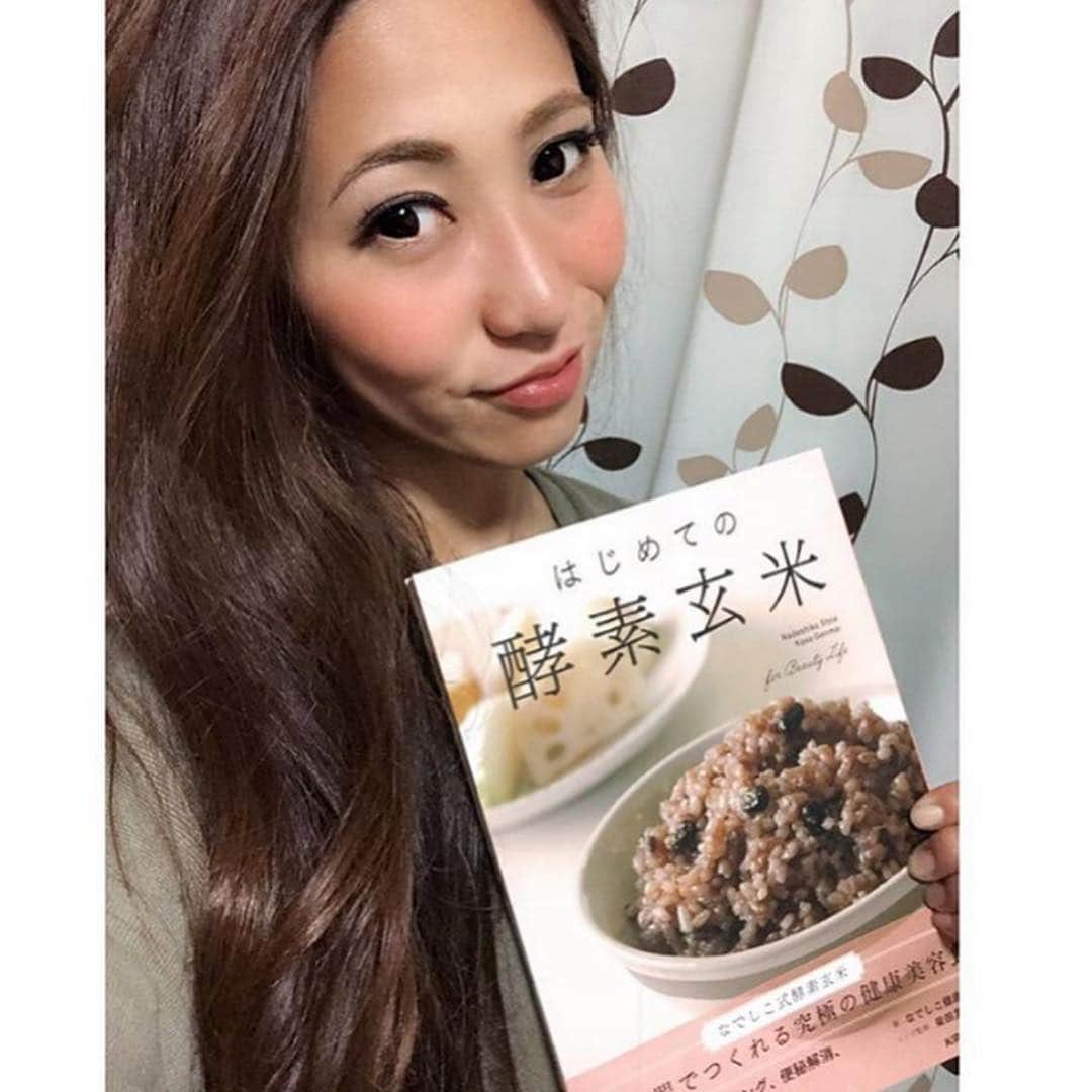 なでしこ健康生活さんのインスタグラム写真 - (なでしこ健康生活Instagram)「Repost from @tomomi_fitness) 🍴😋#ともめし はじめました🙋💕 . ズボラ女子の私がお料理をやってみよう！. と思えたきっかけは #なでしこ健康生活 さんとの出会いから始まりました✨. @nadeshiko_healthy_life . 今まではズボラ過ぎて🤭💦. 食べ物は気をつけてても. 自炊の料理とか映えないし🤥←. スーパー男メシ過ぎて見せられたものじゃなかったけど、、、 . 今回とっても素敵なきっかけを頂いたので少しずつ挑戦してみようと思います💪(`･ω･´💪)🔥🔥🔥 . まずは私にぴったりの本📕. 「はじめての酵素玄米」にレクチャーしていただきながら酵素玄米作り始めました🙆🏻👌✨ . 2.3日で熟成が進んだ「なでしこ式酵素玄米」が出来上がるとのことでわくわく💓 . Instagramストーリーで日々の変化をアップしていきたいと思います🤗🎶 . 📸写真はともめし 記念すべき1投稿💓. ・小松菜とえのきの鶏キムチ ・豆腐のお味噌汁 ・サラダ(ドレッシングオリジナルのオイル＆ビネガー) ・いちご . 鶏キムチは2kg買いしてるコスパ良いむね肉🍖を使用🙆🏻👌✨. ごはんは雑穀米🌾(酵素玄米は熟成中🛌). サラダは彩を意識🥗✨. イチゴは不揃いの値引き品🍓だけど味は格別で大満足でした🤤💓 . 毎日は出来ないので😂😂😂. 時間がある時とか少しずつやっていこうと思います✨ . ちなみにLOGOのT&Mは. T(とも)＆M(めし)って事ね🤣 . 簡単映えレシピ研究しよー！笑 . #なでしこ健康生活 #はじめての酵素玄米 #発芽玄米 #玄米 #healthylife #healthy #beauty #ともめし #T&M  #走れるトレーナー #尾藤朋美 #28歳の挑戦  #夢 は大きく #サハラマラソン #日本人女性 #優勝 舞台は #サハラ砂漠 🐫 #フルマラソン #サブ3 #トレイルランナー #トレイルラン #トレラン #トレラン女子 #パーソナルトレーナー」4月22日 10時44分 - nadeshiko_healthy_life