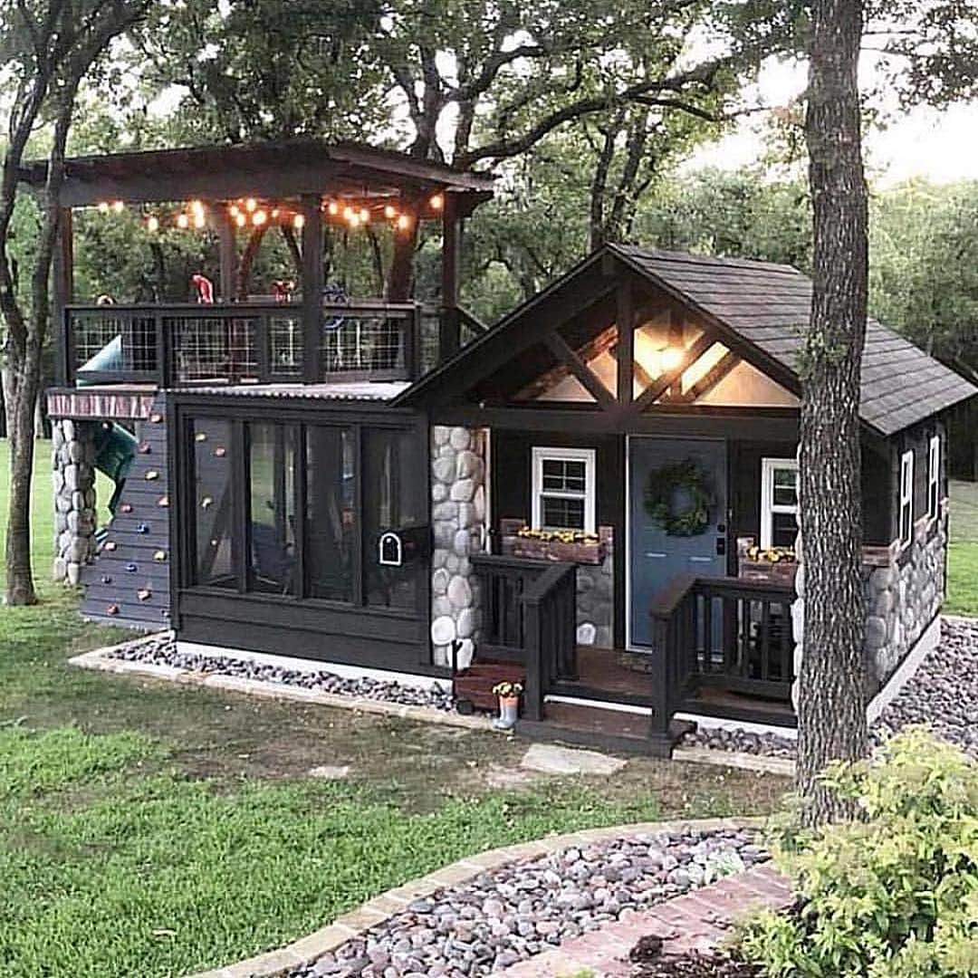 さんのインスタグラム写真 - (Instagram)「Check out this outdoor playhouse! Where was this when I was growing up?? By @grossmandesignbuild 💕Congratulations to @lorena_chahine for being our winner of the storage ottomans giveaway! Check out my stories to see how I picked our winner!」4月22日 10時48分 - inspire_me_home_decor