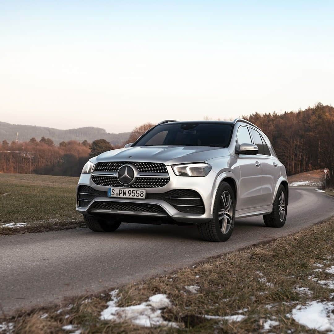 メルセデス・ベンツさんのインスタグラム写真 - (メルセデス・ベンツInstagram)「Elegance and strength combined in one SUV. 🌟 📸: @petermosoni for #MBsocialcar ______________________________ [Mercedes-Benz GLE 300 d 4MATIC |Kraftstoffverbrauch kombiniert: 6,1 l/100 km | CO2-Emissionen kombiniert: 161 g/km | mb4.me/RechtlicherHinweis/] . #Mercedes #MBCar #Car #Cars #Cartastic #carsofinstagram #InstaCar #MercedesBenz #newGLE #GLE」4月22日 11時00分 - mercedesbenz