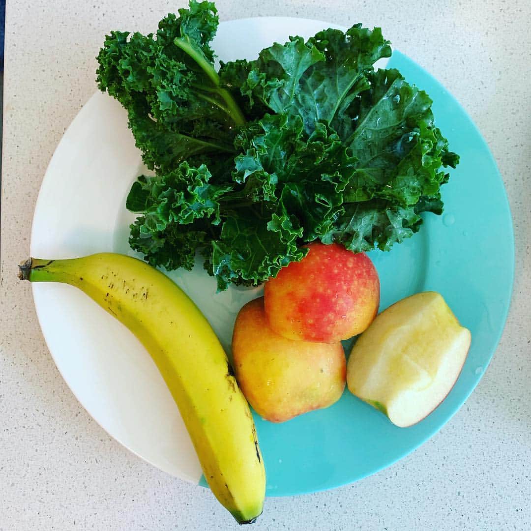 花田美恵子さんのインスタグラム写真 - (花田美恵子Instagram)「日本で離れて暮らす娘たちに、新生活スタートのお祝いに @vitamix_japan 贈りました🎁  身体に気をつけて、頑張ってね😊  ハワイではお色違いのブラック、愛用してます！  #hawaii #tokyo #hawaiilife #tokyostyle #vitamix #superfood #healthyfood #smoothie #freshfruit #vegetables #smile  #aloha #ハワイ #東京 #東京スタイル #バイタミックス #健康 #健康食 #スムージー #ホールフード #家電」4月22日 10時53分 - hawaiimieko