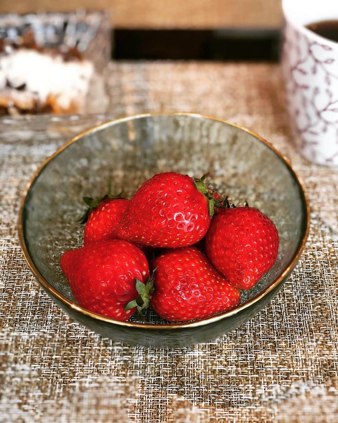 トムセン陽子さんのインスタグラム写真 - (トムセン陽子Instagram)「娘の「ベリ」のあだ名は、いちご好きからきてます。 美味しいイチゴ。 甘くて、みずみずしくて、 幸せな朝。 今日も笑顔で、良い1日を。 . . . #strawberry #いちご #breakfast #mylittlegirl #2yearsold」4月22日 10時56分 - yokothomsen
