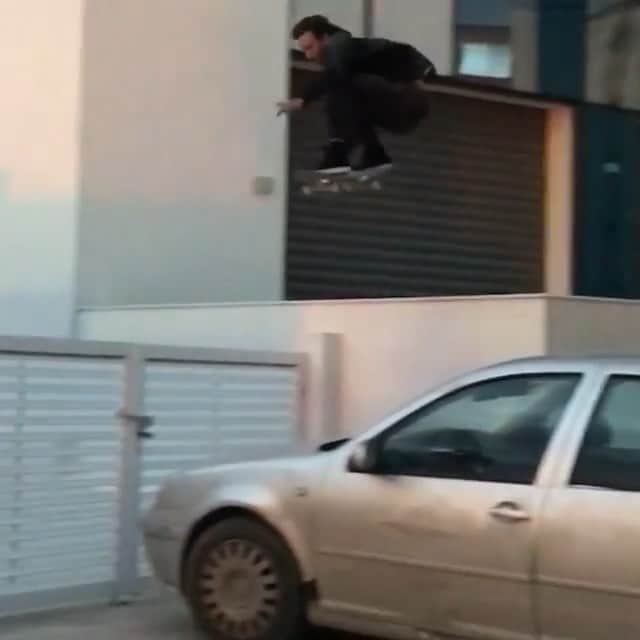 オルタモントのインスタグラム：「Good vibes all around w/ @ryan_lay in Tunisia w/ @skate_pal @giraffecrew 🖤🇹🇳 // #CFADC」