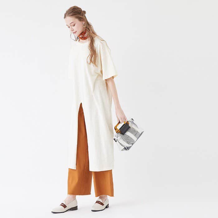 titivateさんのインスタグラム写真 - (titivateInstagram)「◆newitem * * #スリット入り前後2wayロング丈Tシャツ 【3color】2,690円＋tax(ATJN0095) * * #titivate #ティティベイト #レディース #トップス #Tシャツ #ロング丈 #オーバーサイズ #カジュアル #ファッション #fashion #ootd #code #プチプラ * * ▼titivate(ティティベイト)はこちら▼ @titivatejp ▼ur's(ユアーズ)はこちら▼ @urs_official ▼seadress(シードレス)はこちら▼ @seadress_official * * 商品をタップすると商品ページがご覧いただけます。」4月22日 11時05分 - titivatejp