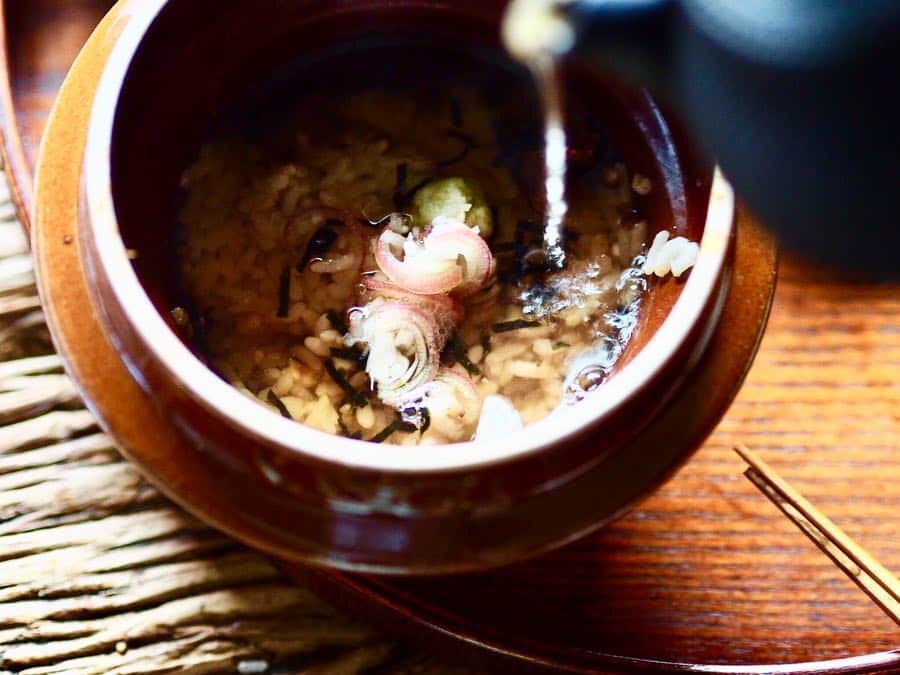 まこ/makoさんのインスタグラム写真 - (まこ/makoInstagram)「いちえ（ @kama.ichi ）さんのレンチン釜めし頼りの朝ごはん。 ・ 味がしっかりついた牛肉のかまめし。 いちえさんは、全部にお出汁がついているので最後は出汁茶漬け。 牛肉のお味が染みた釜飯に出汁が素晴らしく合う。 ・ 薔薇の形の焼き菓子はポワールのもので、蜂蜜ブランドのHACCIとのコラボらしいです。 説明書き紛失したのですが、たぶんそんなだったような。薔薇の香りもするし、蜂蜜味のしっとり生地がおいしかった。 ・ ・ ・ ・ ・ ・ ・ ・ ・ ・ ・ ・ ・ ◆いちえの釜めし ◆キクラゲと卵としじみのスープ ◆えびのすり身の五色あられ揚げ ◆トマト とパクチーとチーズのレモンドレッシングサラダ ◆ほうれん草のお浸しとぬか漬けの海苔巻き ◆ポワールのケーキ ・ ・ ・ ・ ・ ・ ・ ・ #おうちごはん#おうちごはんlover #うちごはん#和んプレート#和ンプレート#ワンプレート#あさごはん#朝ごはん#和食#クッキングラム#器#ポワール #北海道 #釜めし #釜飯 #いちえ #いちえ市場 #お取り寄せ #ギフト #レンチン #フード #グルメ#japanesefood#washoku#요리 #집밥 #高田志保#awabiware#吉田崇昭」4月22日 11時09分 - ma_ko11