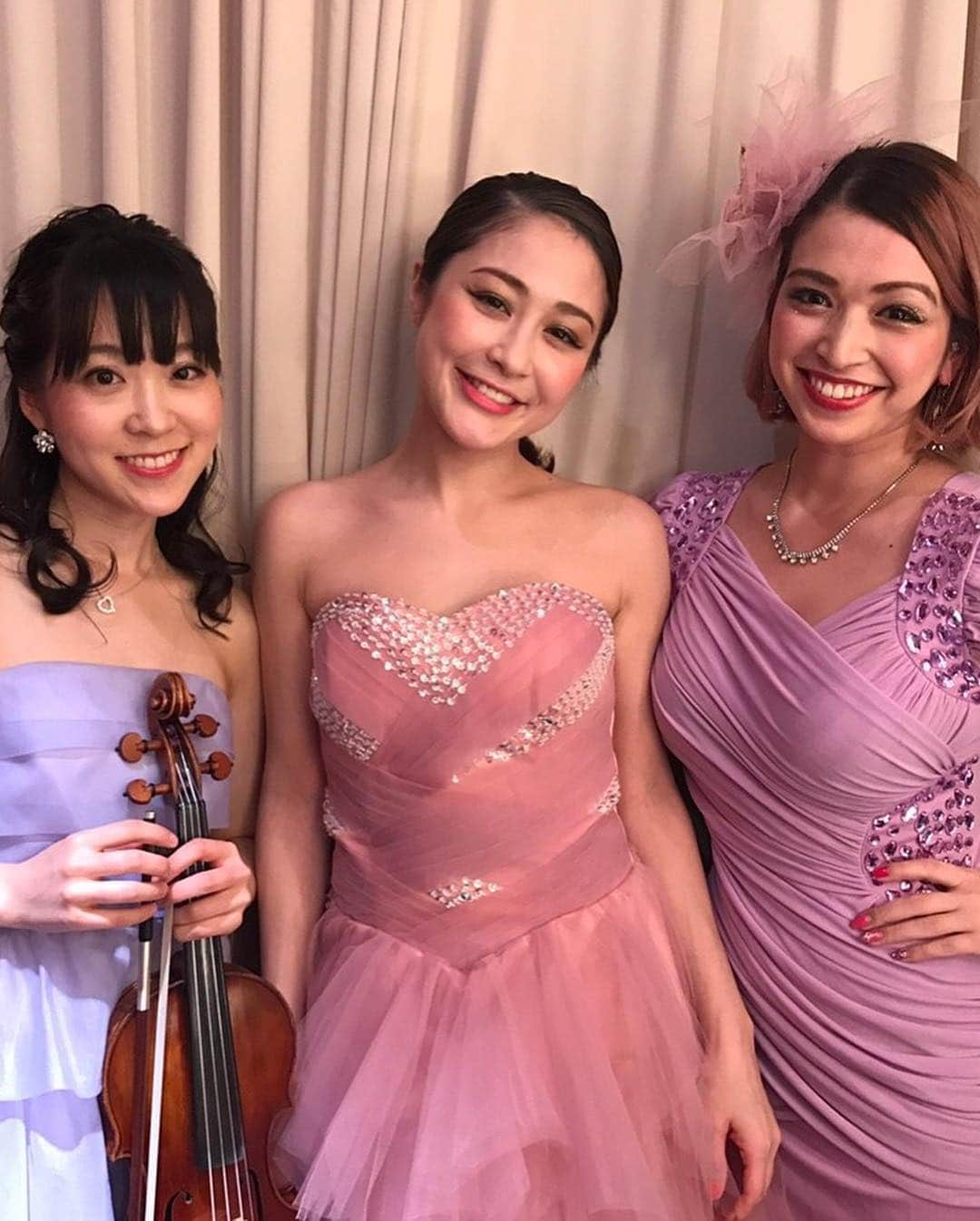 ラリソン彩華さんのインスタグラム写真 - (ラリソン彩華Instagram)「遅くなりましたが、、、 Marika Dandoy & Ayaka Larrison Spring Live~Hana yori Utage~ 観に来て下さった皆様、本当にありがとうございました！！！ お客様の暖かい声援に支えられ、歌を届ける事が出来ました。盛り上がってくれて、私達も本当に嬉しかったです！ありがとう！！！ そして限られた時間の中、22曲の大曲達の演奏を素晴らしいアレンジに仕上げて演奏して下さったピアノの小澤時史さん、バイオリンの松本由梨さん、ドラムの芳賀一之さん、本当にありがとうございました🥺🎶 JZbratのスタッフの皆様、物販を手伝ってくれた仲間達、MCのりさ、皆がいなかったら出来なかったライブです、本当に心から感謝しております。 そしてボーカルのまりか❣️ 一緒に声を重ねることができて心から幸せを感じてるよ、妹分なのにしっかり者のまりかにいつも助けられています、ありがとう🥰今日はお誕生日もおめでとう〜🥳 また開催出来るよう努力して参りますので 皆様これからも応援よろしくお願い致します🥺❣️ #ハナウタ #ミュージカル #ライブ #ダンドイ舞莉花 #ラリソン彩華」4月22日 11時20分 - ayakalarrison