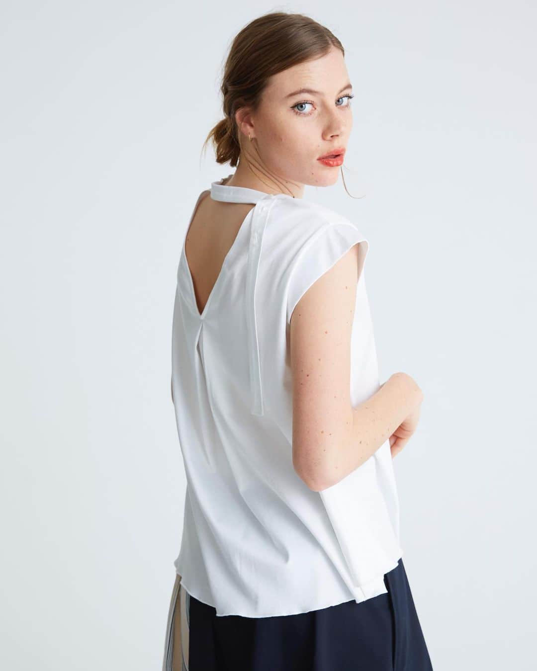 のインスタグラム：「. ADJUSTMENT BACK OPEN NECK FRENCH CUT . . #リタジーンズトーキョー #ritajeanstokyo#tokyo#online#store#styling#coordinate#fashion#tee#white#tops#design#isetan#isetanshinjuku#tokyobrand#tokyofashion#madeinjapan#rita」