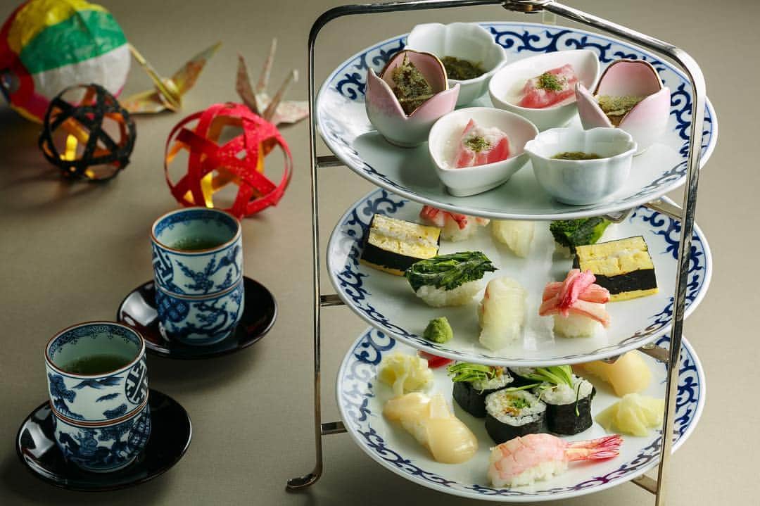 新横浜プリンスホテルさんのインスタグラム写真 - (新横浜プリンスホテルInstagram)「. ＼Sushi Lunch -Afternoon Tea Style-／⁣ アフタヌーンティースタイルでお食事をお召しあがりいただける見た目もかわいいお寿司ランチコースはいかがですか？ ⁣ 地上約130mからの眺望とともにお楽しみください♪⁣ ⁣ ⁣ #新横浜プリンスホテル#寿司アフタヌーンティー #プリンスホテル#新横浜#ホテル#羽衣#和食#レストラン#寿司#ランチ#アフタヌーンティー#眺望#shinyokohamaprincehotel#princehotel#shinyokohama#hotel#japaneserestaurant#afternoontea」4月22日 11時34分 - shinyokohamaprincehotel