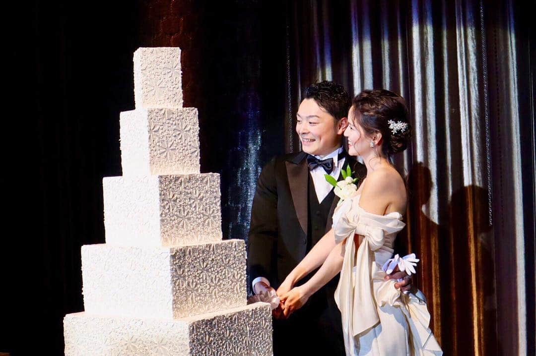 orb_weddingさんのインスタグラム写真 - (orb_weddingInstagram)「🕊#orbweddingreport 🕊 *﻿ ホテルオークラ福岡様にてお式後のお客様より、とっても素敵なお写真をいただきました👗✨ *﻿ ケーキカットの瞬間ですね☺️ *﻿ JUNO天神本店にて選んでいただいた運命の一着は、"Marchesa"(マルケーザ)。 *﻿ ショルダーとヒップにアレンジされた、大きなリボンがキャッチーなドレス。 インパクトのあるデザインながら、洗練された印象を受けるのは、上品な光沢をもつファイユ素材と無駄のないシンプルなシルエットだからこそ。 *﻿ おススメの一着です💕 *﻿ *﻿ プレ花嫁の皆様 結婚が決まったらすぐご相談ください。 おふたりに合った式場を選ぶお手伝いをさせていただきます！👰🤵🏻✨ 結婚式までの道のりが幸せであふれていますように。 *﻿ *﻿ -お問い合わせ- ＠LINEからもお気軽にご連絡いただけます🙆‍♀️ 🆔@orb_wedding(@マーク含む) ☎︎ 0120-790-479 トップページのHPからもご覧くださいませ♡ ＊ #orb_wedding  #ブライダルカウンター #結婚式 #プロポーズ #ドレス試着 #ウエディングドレス #プレ花嫁 #式場見学 #式場迷子 #式場見学 #福岡式場 #ホテルオークラ福岡 #マルケーザ #marchesa #marchesabridal #juno #juno天神本店 #ジュノ」4月22日 11時28分 - dresses_bridal_counter